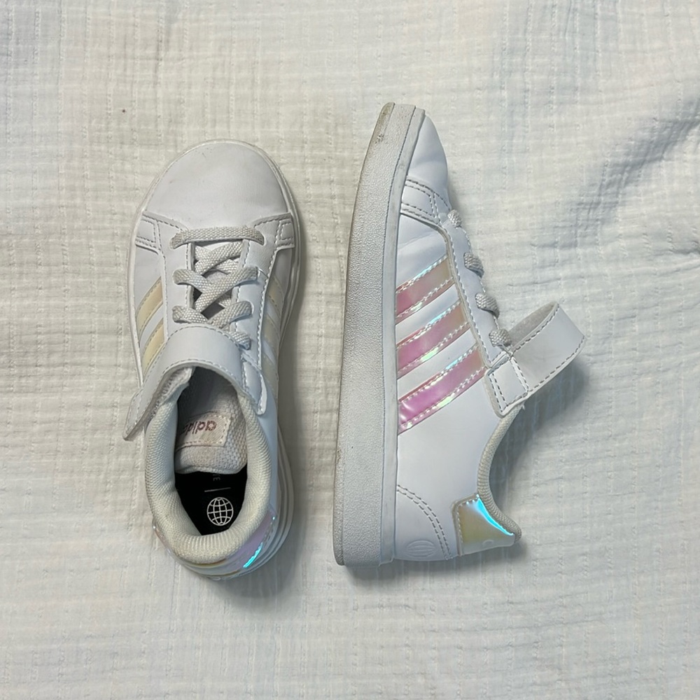 adidas Grand Court 2.0 Sneaker Iridescent Stripes
